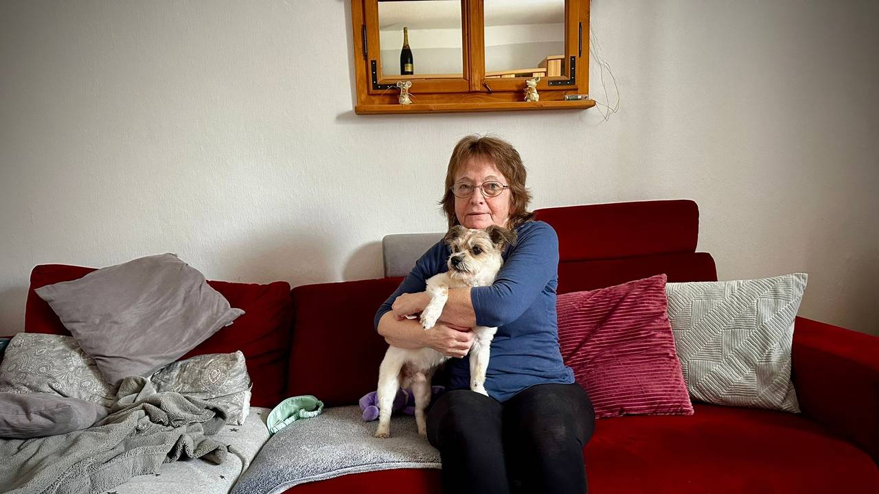 Roswitha Kirsch mit ihrem Hund Arko auf der Couch.