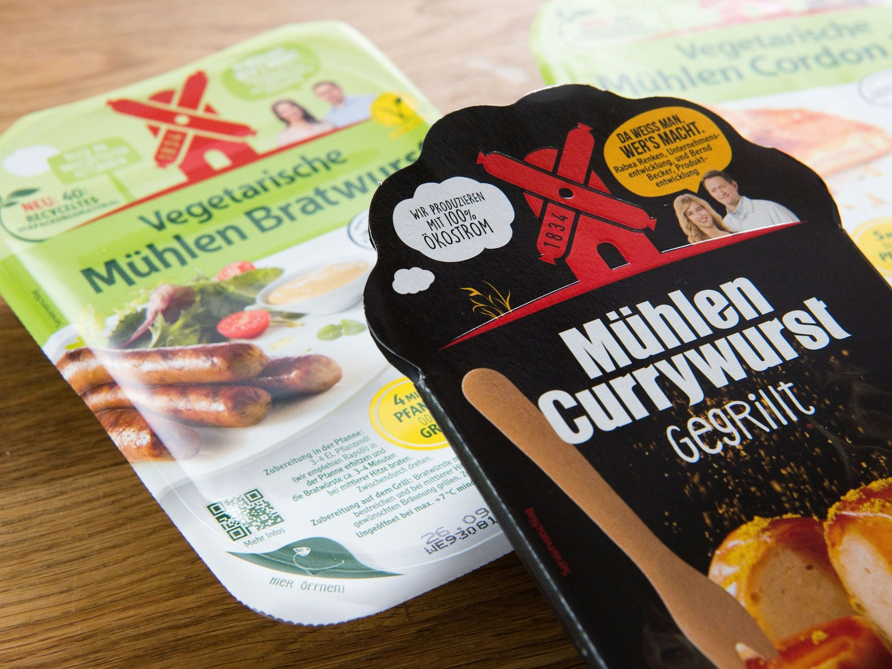 Die „Mühlen Currywurst - gegrillt“ vom Hersteller Rügenwalder Mühle liegt mit vegetarischen und veganen Produkte auf einem Tisch.