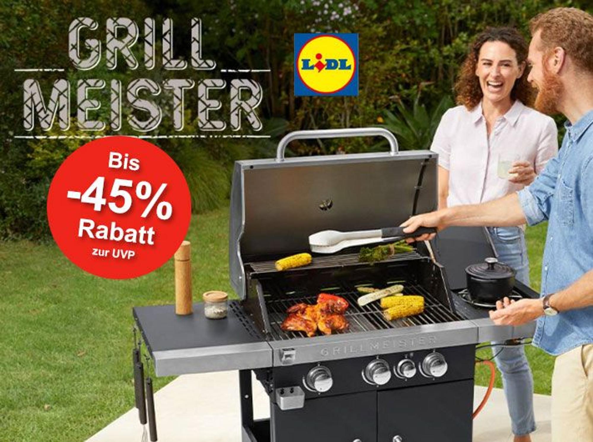 Auf dem Bild ist eine Frau und ein Mann zu sehen, die während des Grillens zusammen lachen.