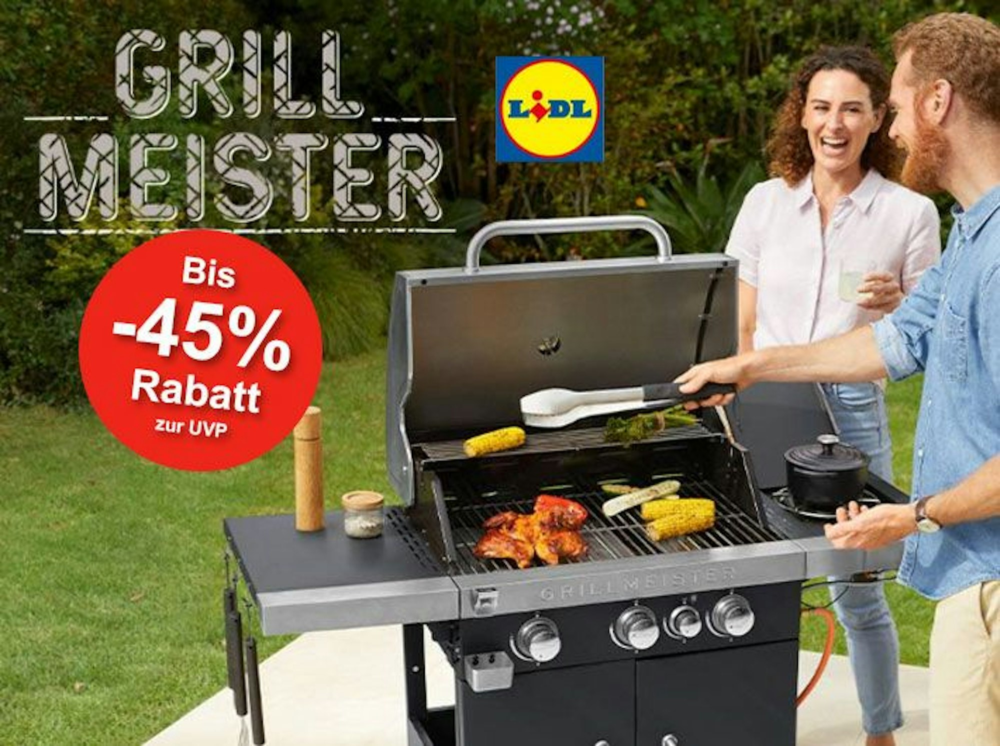 Auf dem Bild ist eine Frau und ein Mann zu sehen, die während des Grillens zusammen lachen.