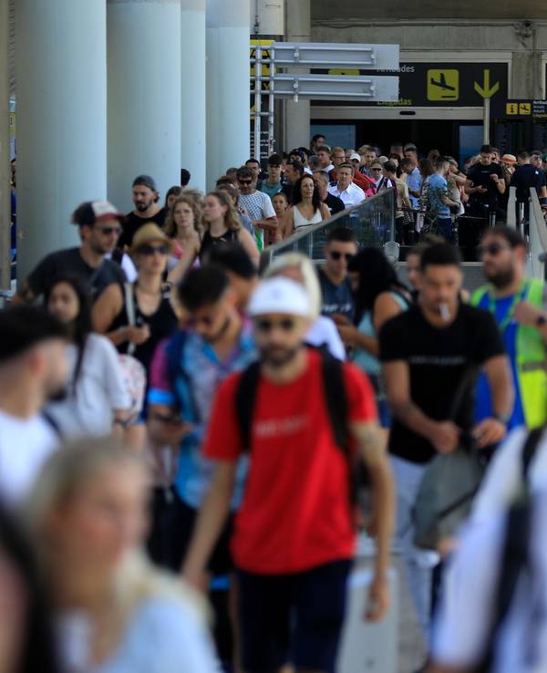 Reisende gehen am Flughafen von Mallorca. An Ostern könnte 2024 ein erhöhtes Aufkommen von Passagieren zu langen Wartezeiten führen.