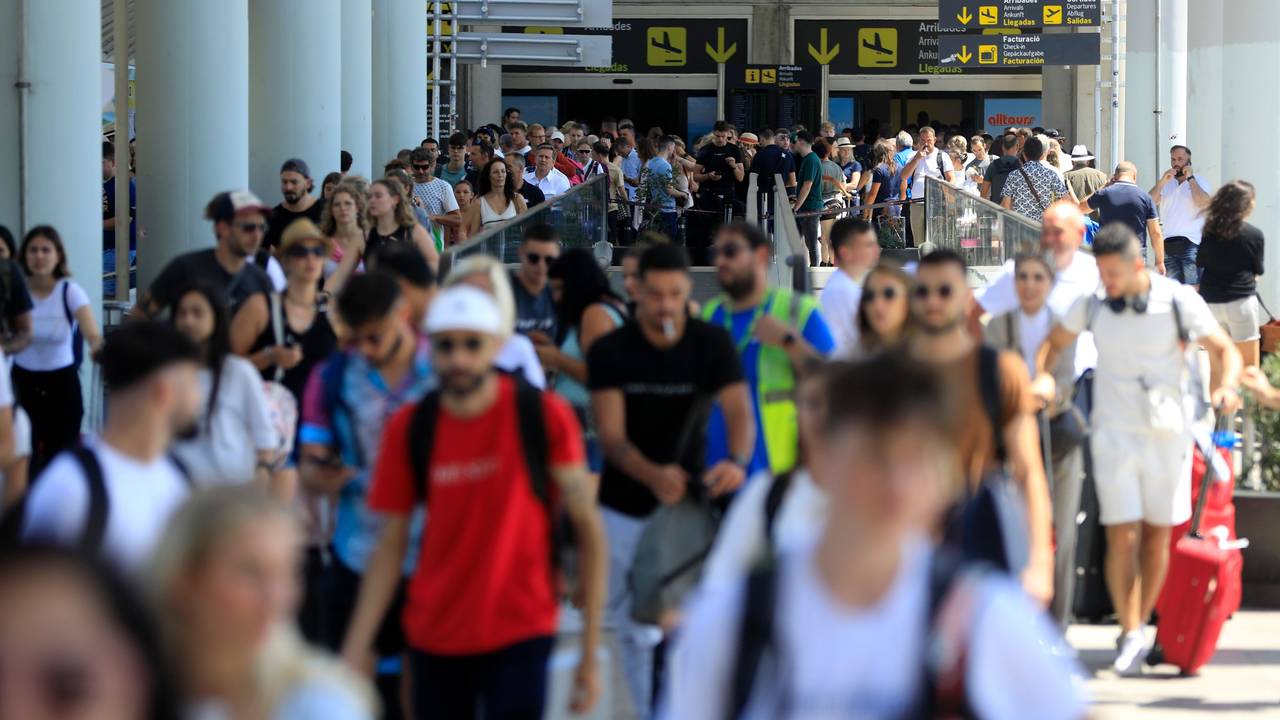 Reisende gehen am Flughafen von Mallorca. An Ostern könnte 2024 ein erhöhtes Aufkommen von Passagieren zu langen Wartezeiten führen.