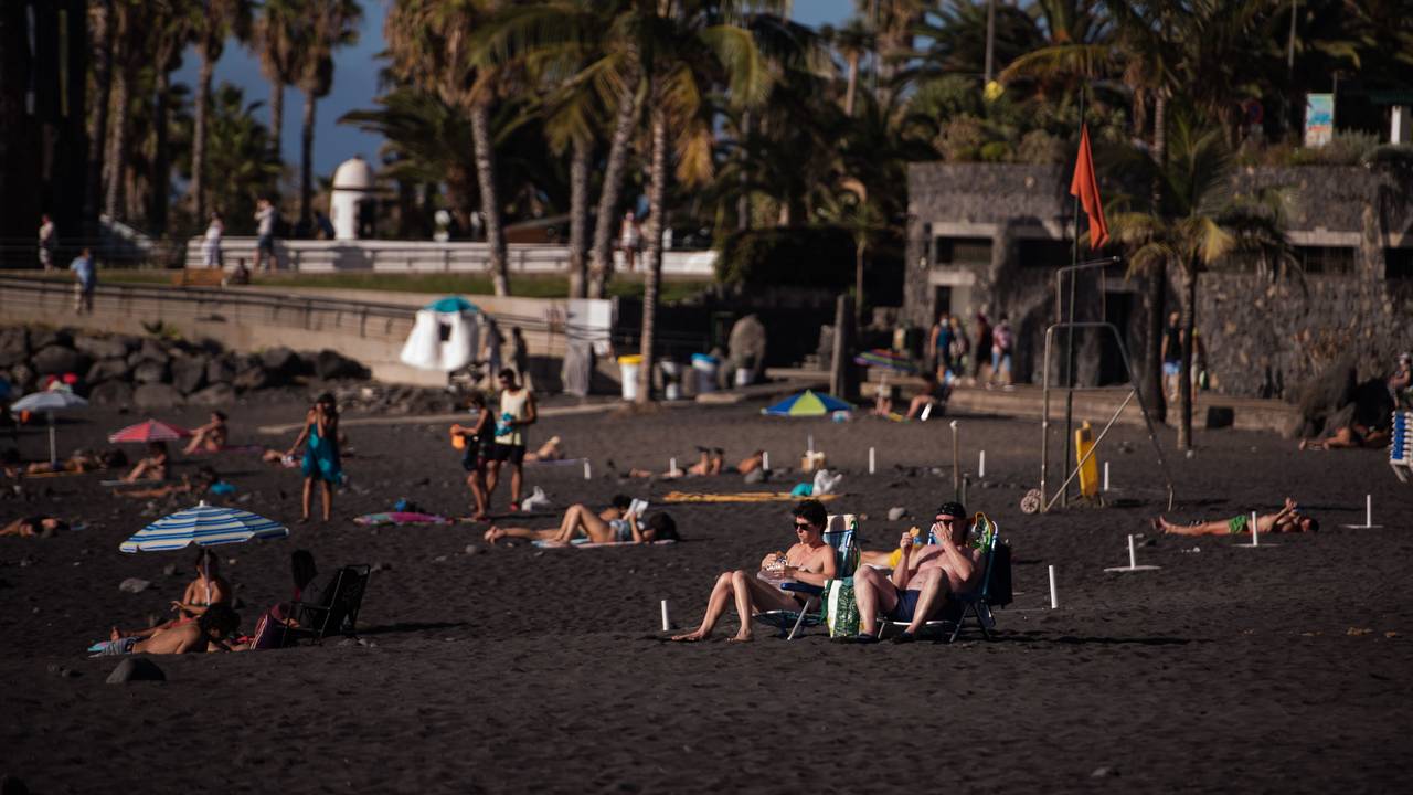 Touristinnen und Touristen sonnen sich am Playa Jardin in Santa Cruz in Teneriffa.