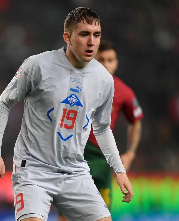 Fortuna-Profi Isak Johannesson schaut fokussiert beim Spiel gegen Portugal.