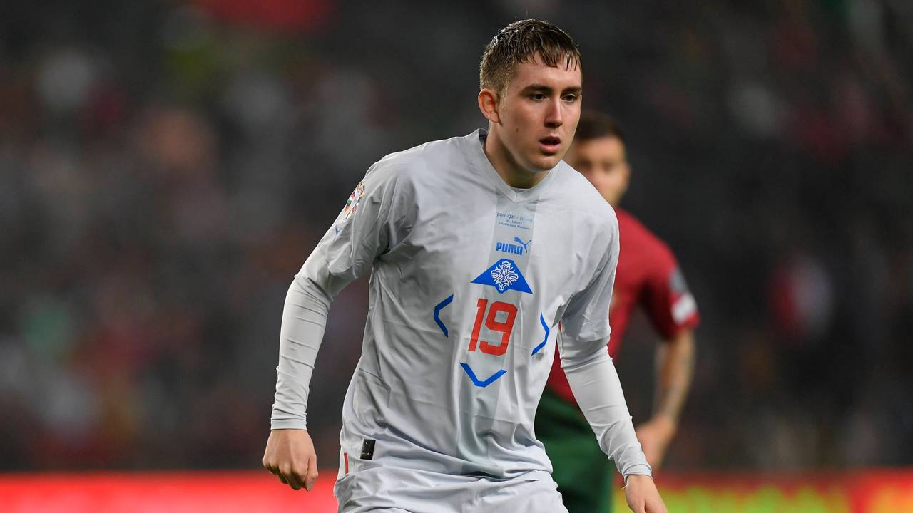 Fortuna-Profi Isak Johannesson schaut fokussiert beim Spiel gegen Portugal.