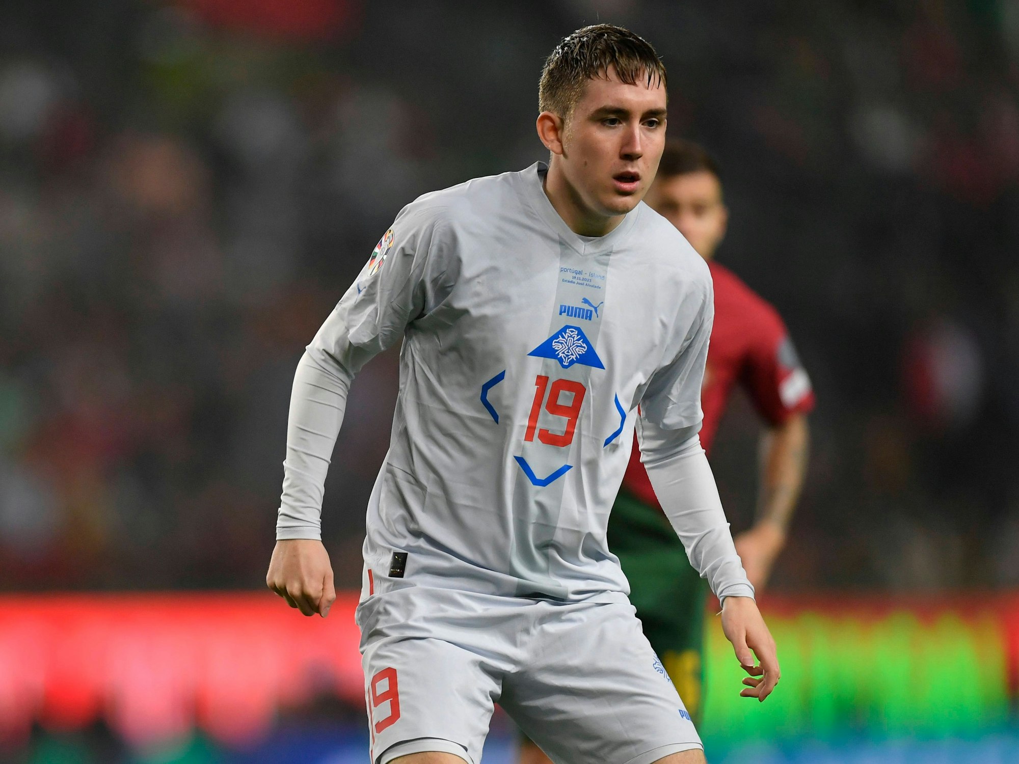 Fortuna-Profi Isak Johannesson schaut fokussiert beim Spiel gegen Portugal.