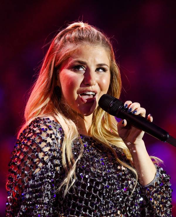 Die Musikerin Beatrice Egli steht auf der Bühne und singt.