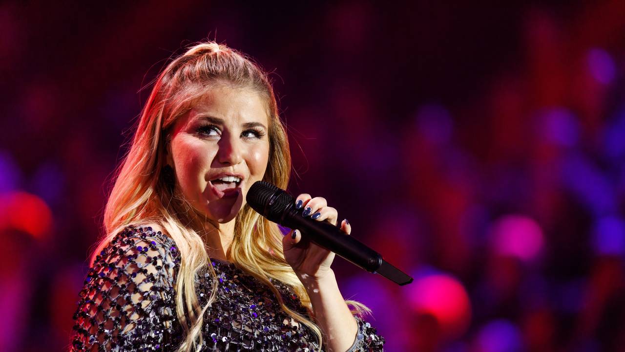 Die Musikerin Beatrice Egli steht auf der Bühne und singt.