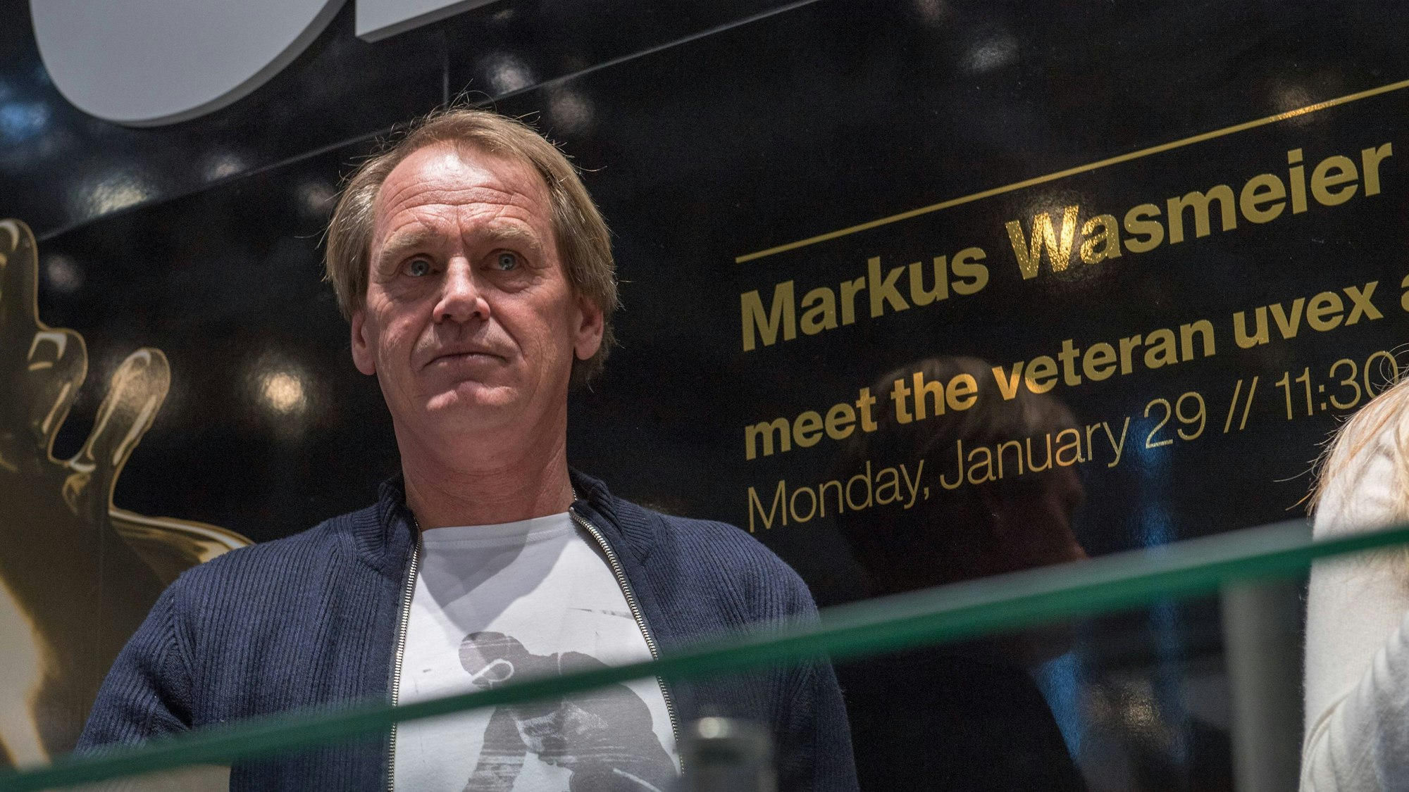 Markus Wasmeier schaut ernst in eine Menschenmenge.