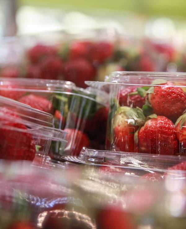 Erdbeeren stehen in einem Geschäft.