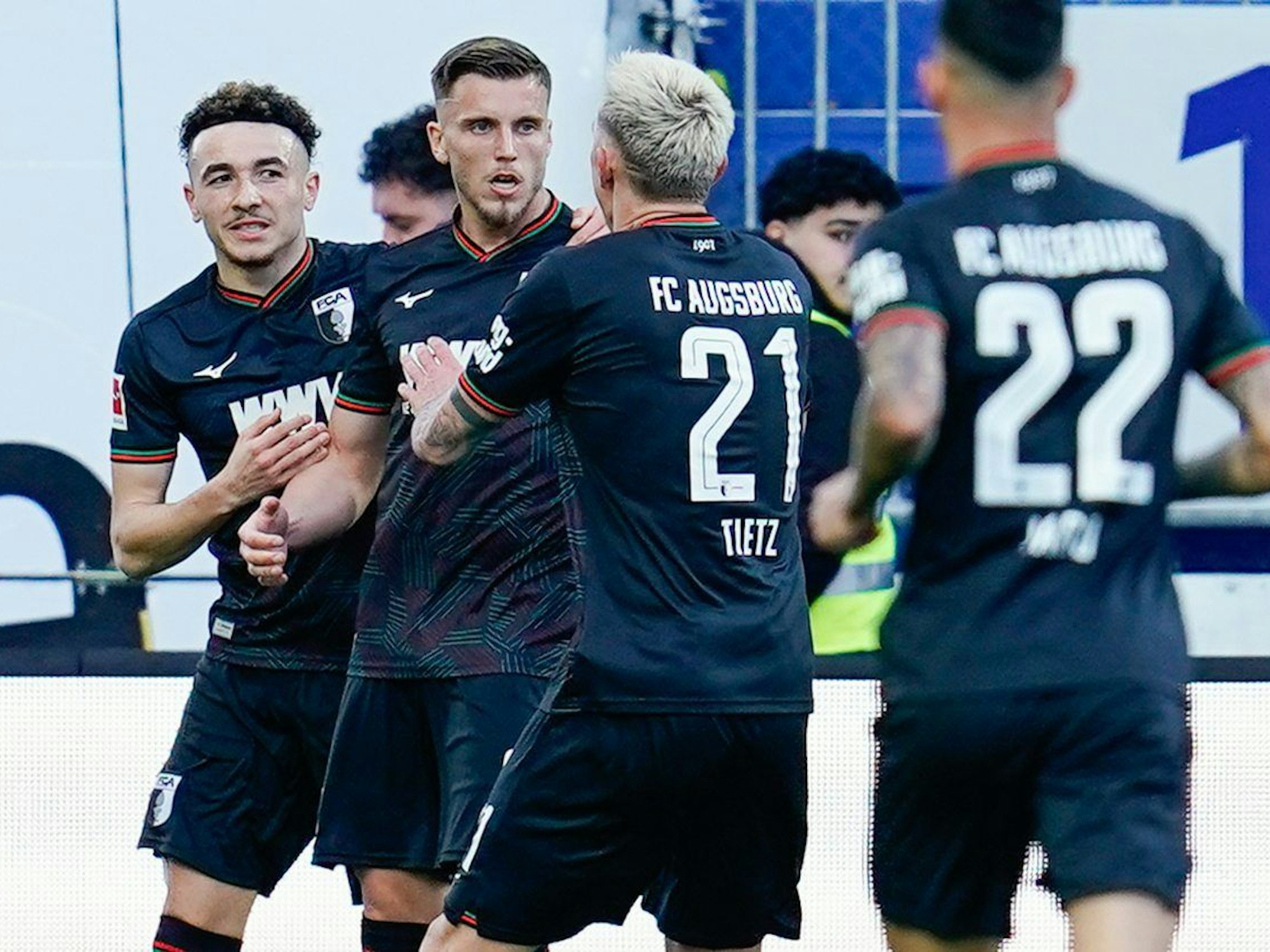 Merck-Stadion am Böllenfalltor: Augsburgs Torschütze Ermedin Demirovic (2.v.l.) jubelt mit Mannschaftskollegen über das Tor zum 0:3.