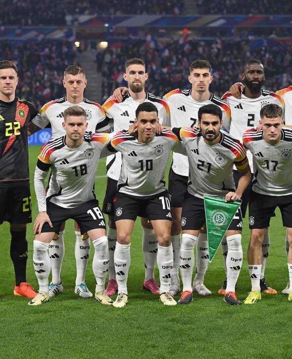 Die deutsche Fußball-Nationalmannschaft posiert vor dem Länderspiel in Lyon gegen Frankreich auf dem Rasen.