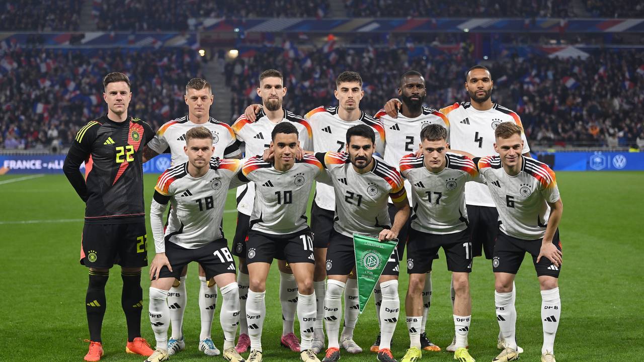 Die deutsche Fußball-Nationalmannschaft posiert vor dem Länderspiel in Lyon gegen Frankreich auf dem Rasen.