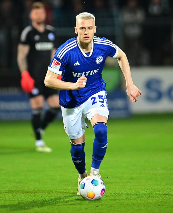 Schalke-Profi Timo Baumgartl mit Ball in Aktion.
