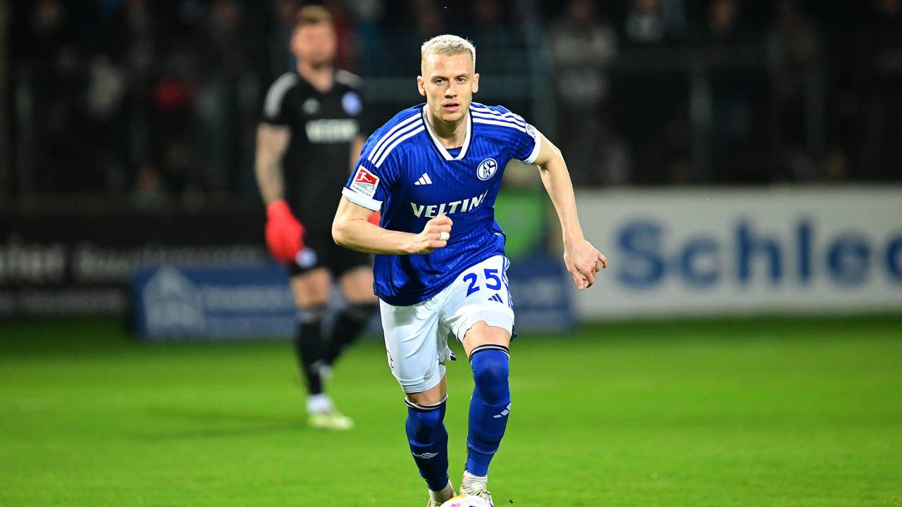 Schalke-Profi Timo Baumgartl mit Ball in Aktion.
