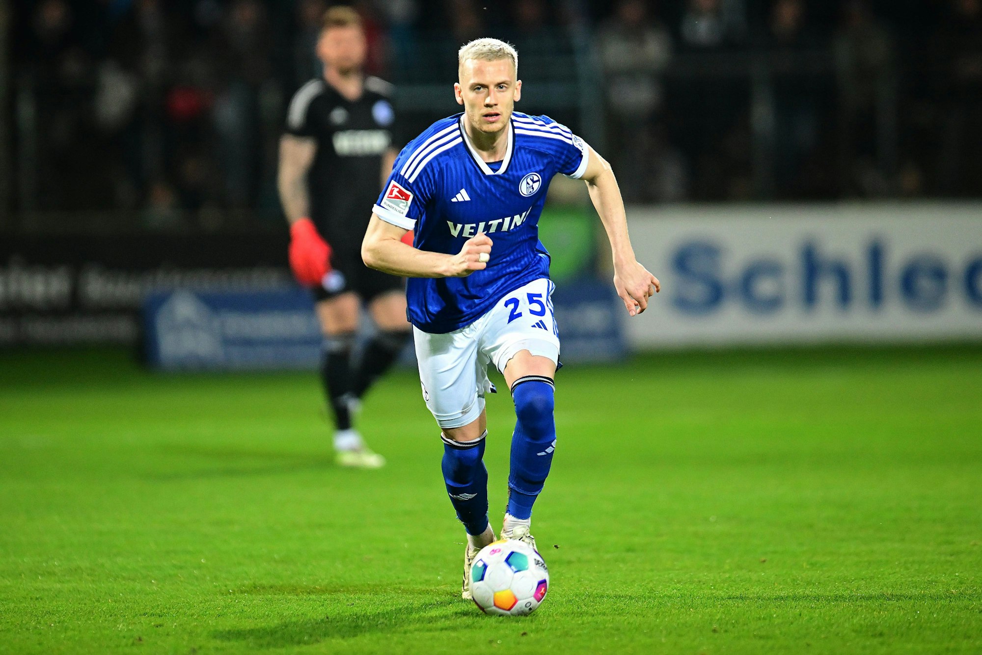 Schalke-Profi Timo Baumgartl mit Ball in Aktion.