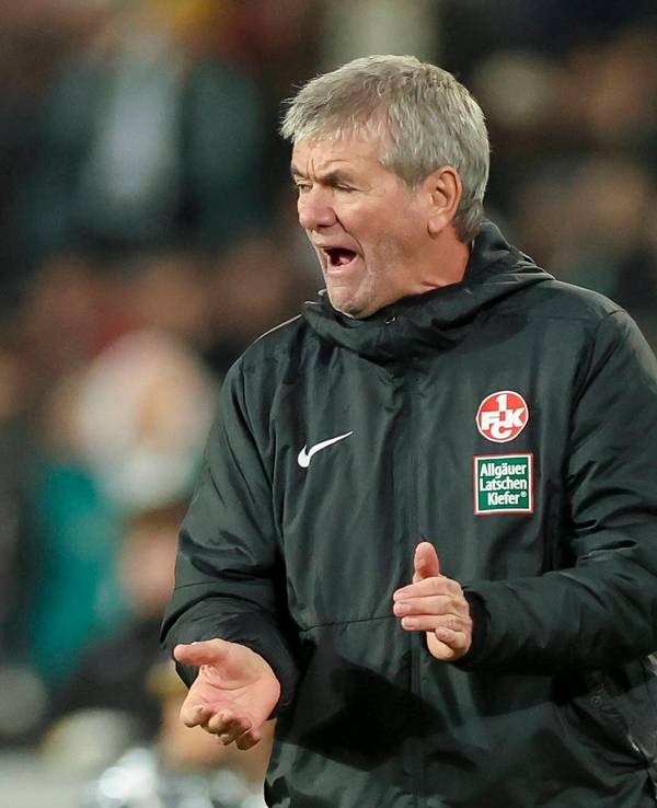 Kaiserslautern-Trainer Friedhelm Funkel ärgert sich im Spiel bei Hannover 96 am Spielfeldrand.