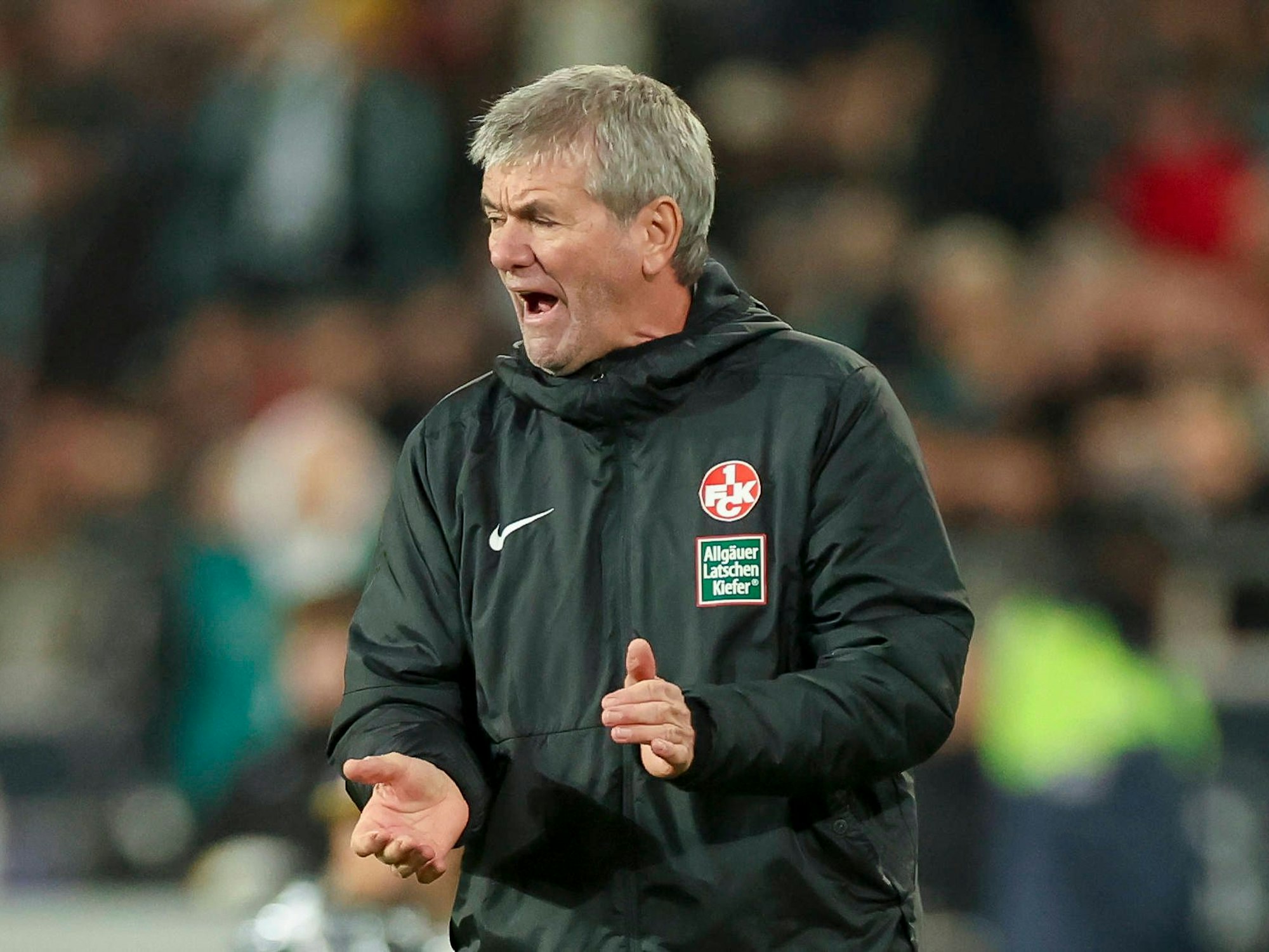 Kaiserslautern-Trainer Friedhelm Funkel ärgert sich im Spiel bei Hannover 96 am Spielfeldrand.