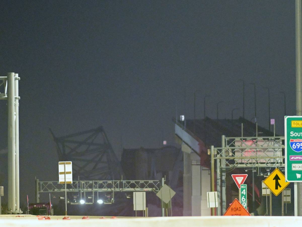 Teile der Francis-Scott-Key-Brücke stehen noch, nachdem ein Containerschiff in Baltimore mit einem Träger kollidiert ist.
