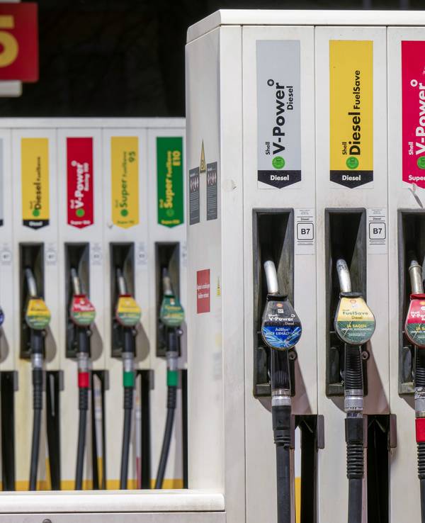 Zapfsäulen sind an einer Tankstelle in der bayerischen Landeshauptstadt zu sehen.