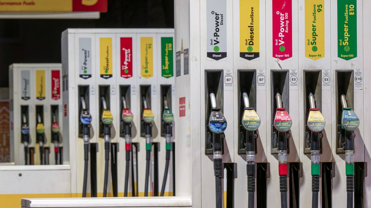 Zapfsäulen sind an einer Tankstelle in der bayerischen Landeshauptstadt zu sehen.