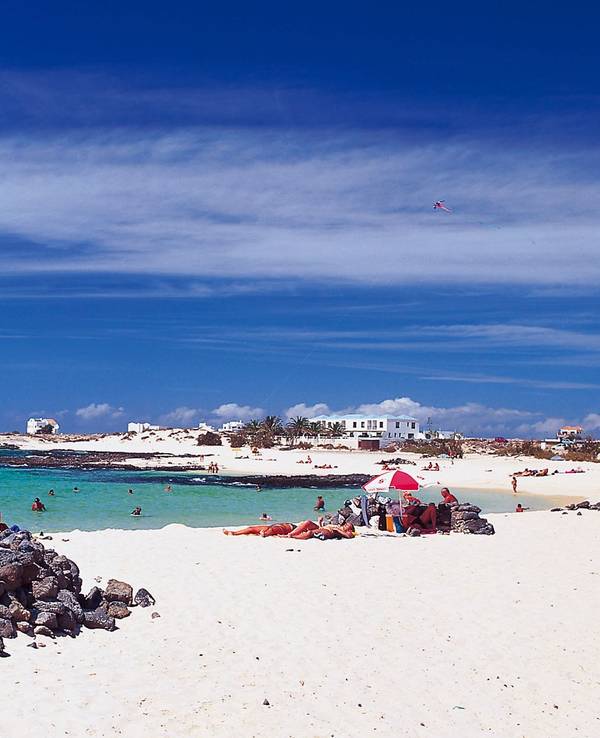 Das Foto zeigt einen Strand auf der kanarischen Insel Fuerteventura