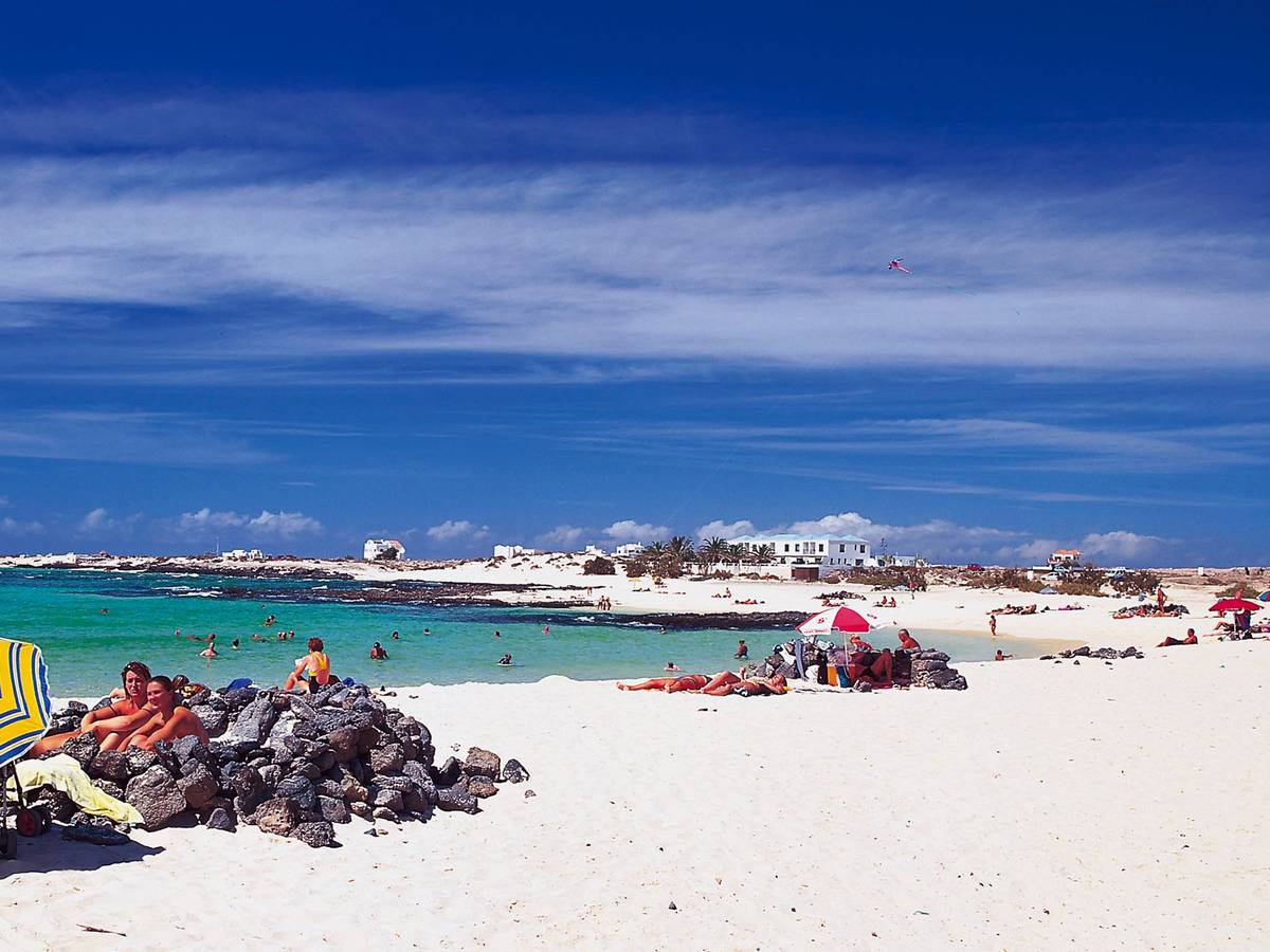 Zum Themendienst-Bericht "Tourismus/Spanien/KORR/" von Wolfgang Duveneck vom 02. Januar: Nicht immer wird hüfthoch gebaut: Manche Steinburgen auf Fuerteventura bleiben wie diese hier verhältnismäßig nahe am Boden.(Die Veröffentlichung ist für dpa-Themendienst-Bezieher honorarfrei. Quellenhinweis: "Turespana/dpa/tmn") +++ +++