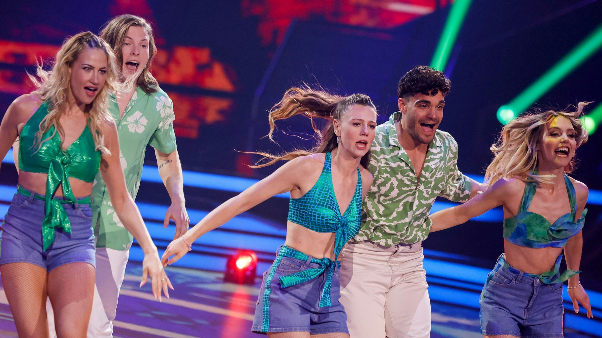 Gabriel Kelly (Mitte, hinten), Sängerin Lulu (links), Ann-Kathrin Bendixen (Mitte), Stefano Zarrella und Lina Larissa Strahl (rechts) tanzten bei „Let's Dance“ in einem gemischten Dance Battle auf dem Parkett im Coloneum in Köln.