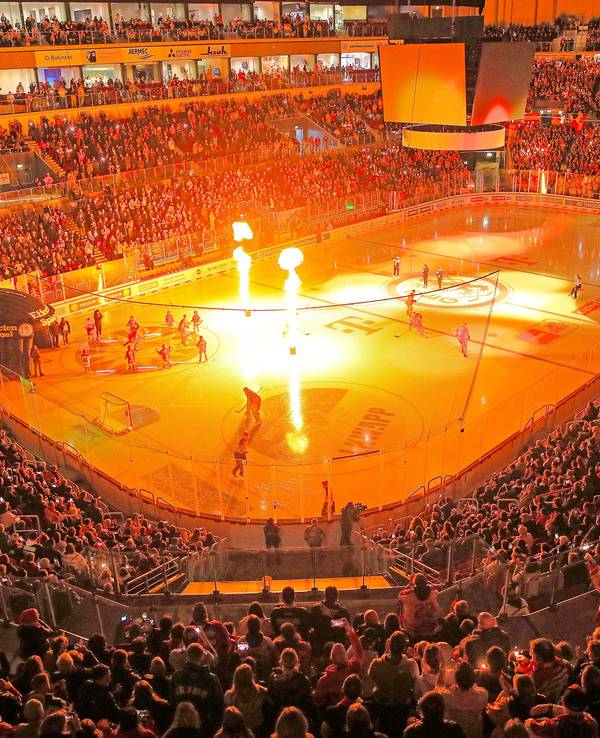 Spieler der DEG und der Kölner Haie machen sich warm.