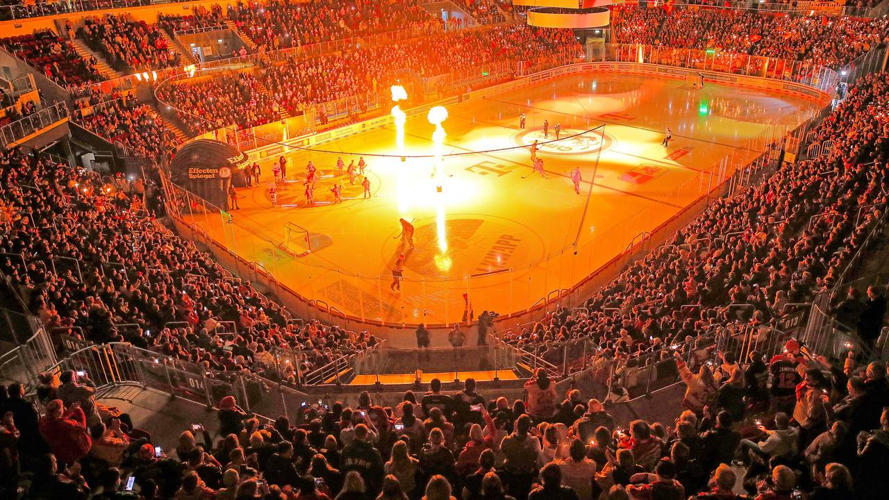 Spieler der DEG und der Kölner Haie machen sich warm.