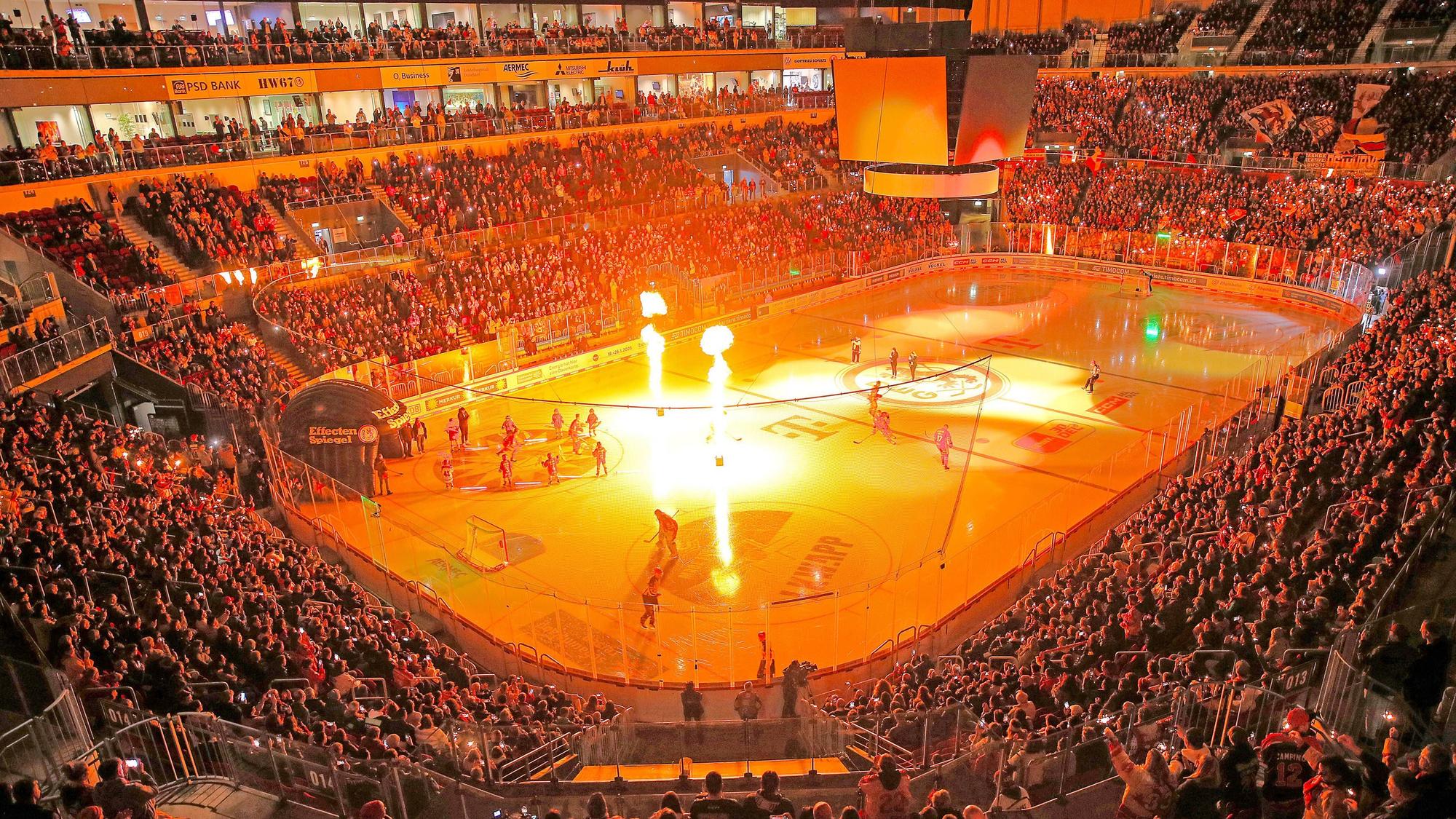 Spieler der DEG und der Kölner Haie machen sich warm.