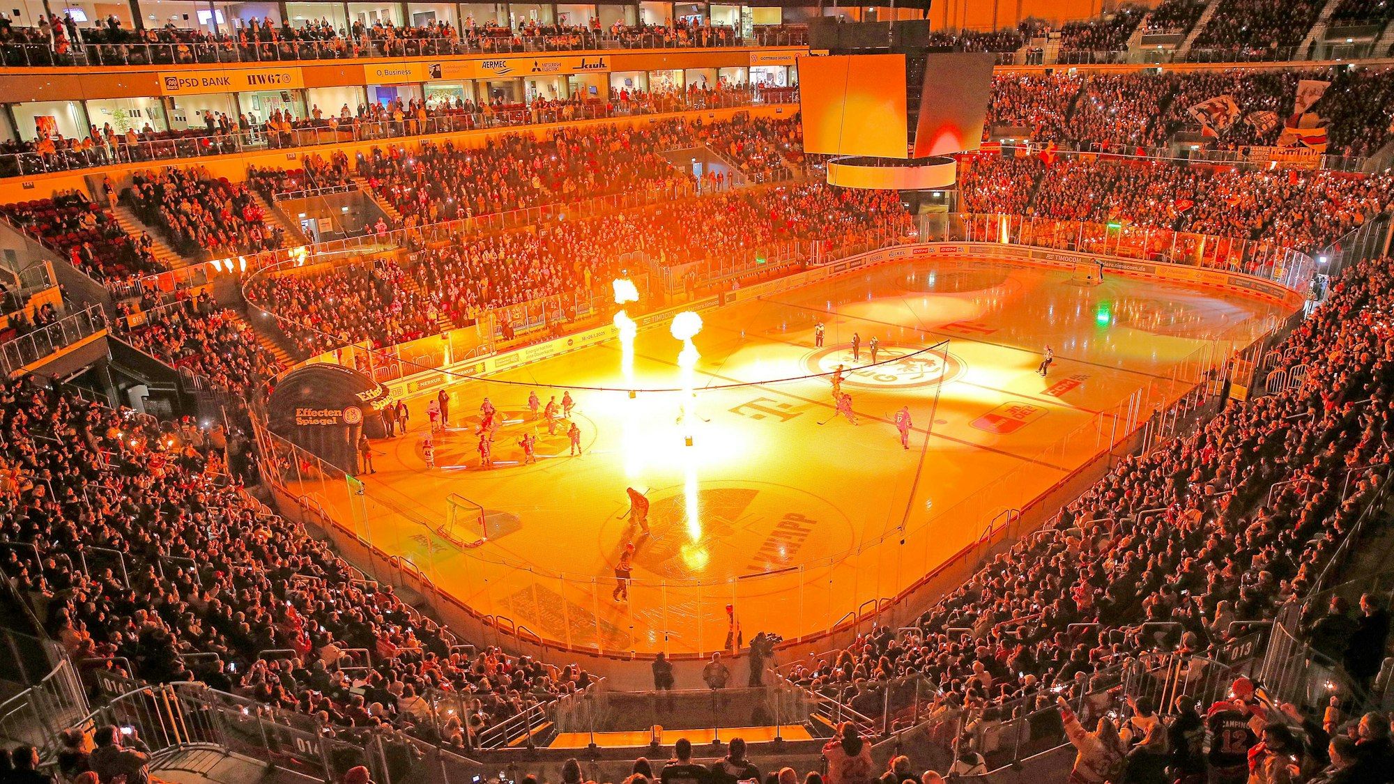 Spieler der DEG und der Kölner Haie machen sich warm.