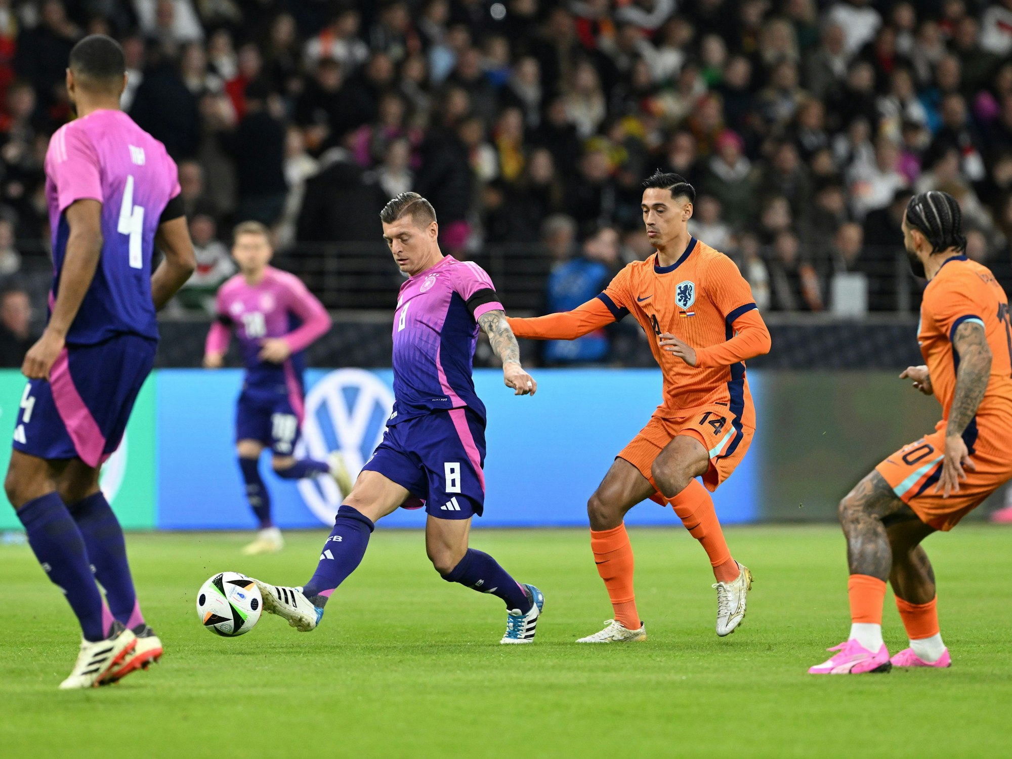 Deutschlands Toni Kroos (2.v.l.) und Tijjani Reijnders aus den Niederlanden kämpfen um den Ball.