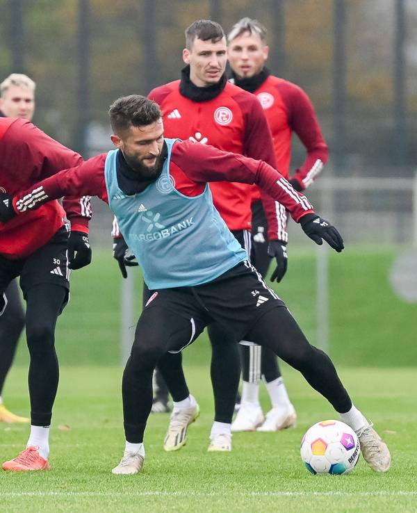 Jordy de Wijs und Nicolas Gavory im Trainings-Zweikampf