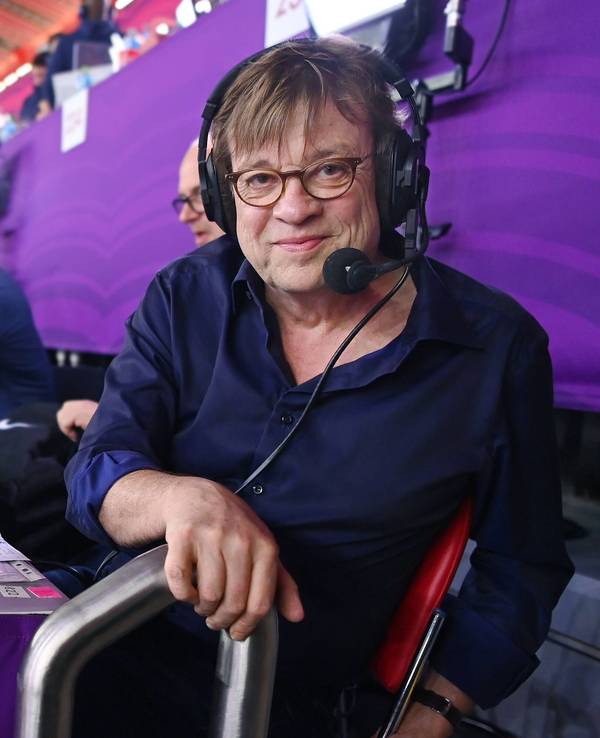Fußball-Kommentator Béla Réthy kommentiert auf der Medientribüne