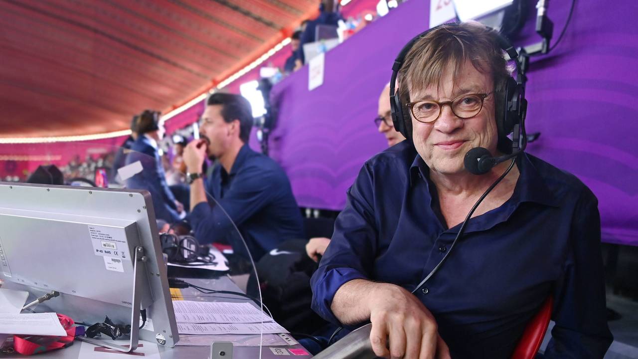 Fußball-Kommentator Béla Réthy kommentiert auf der Medientribüne
