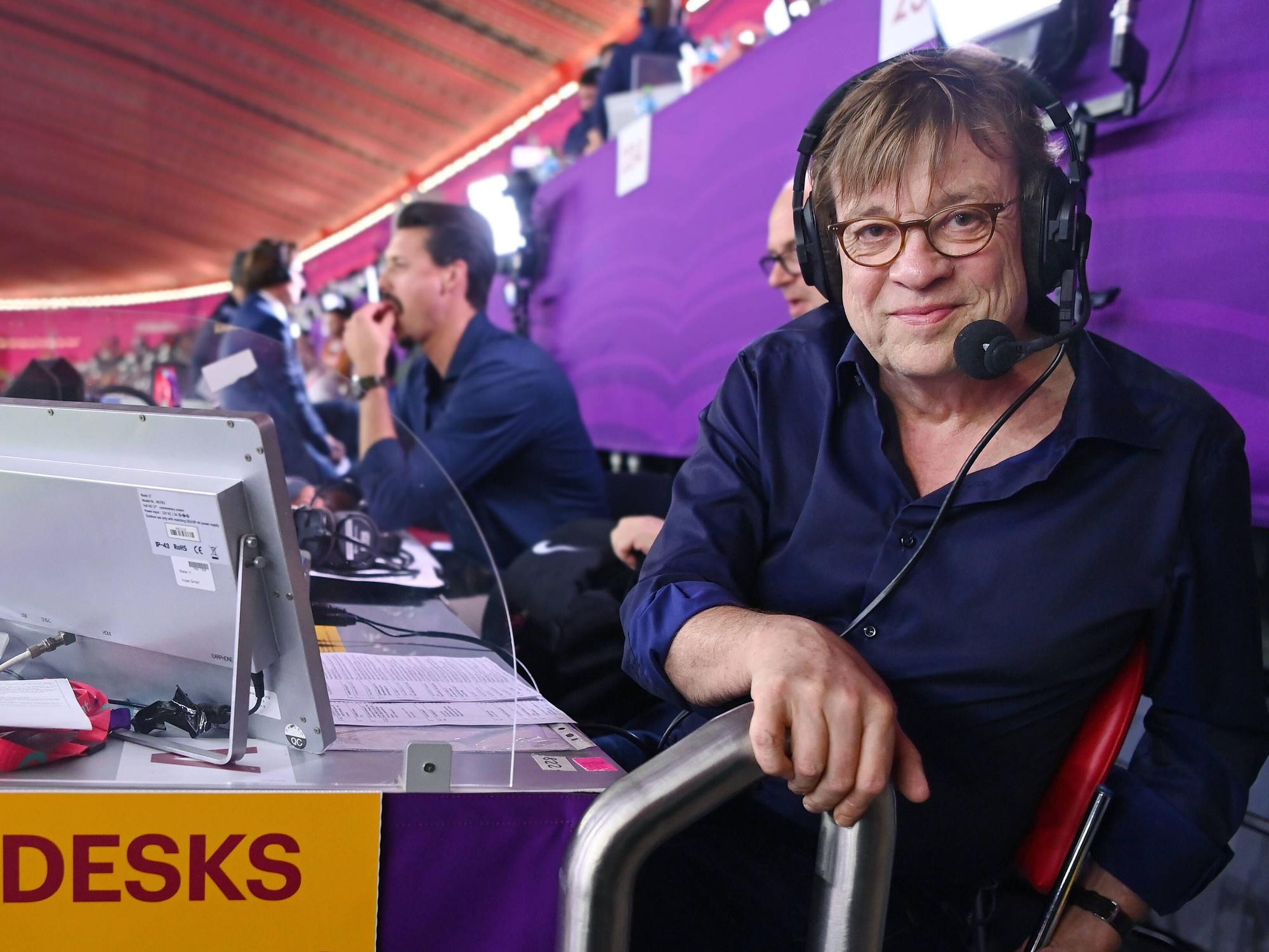Fußball-Kommentator Béla Réthy kommentiert auf der Medientribüne