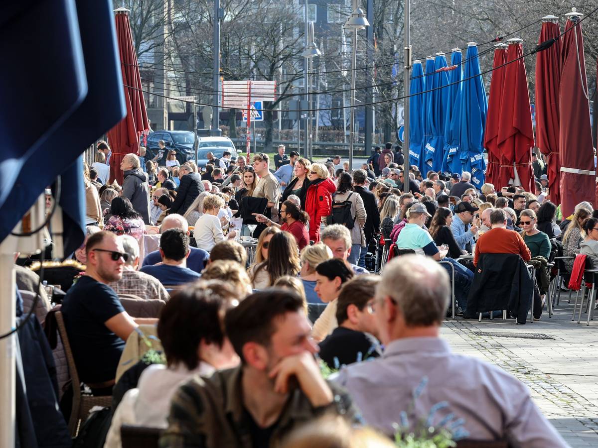 Außengastro am Heumarkt. In Straßencafés oder Biergärten werden Kunden und Kundinnen um Spenden gebeten. Die Frage, ob es hierfür schärfere Gesetze geben muss, sorgt für Diskussionen. (Archivfoto)