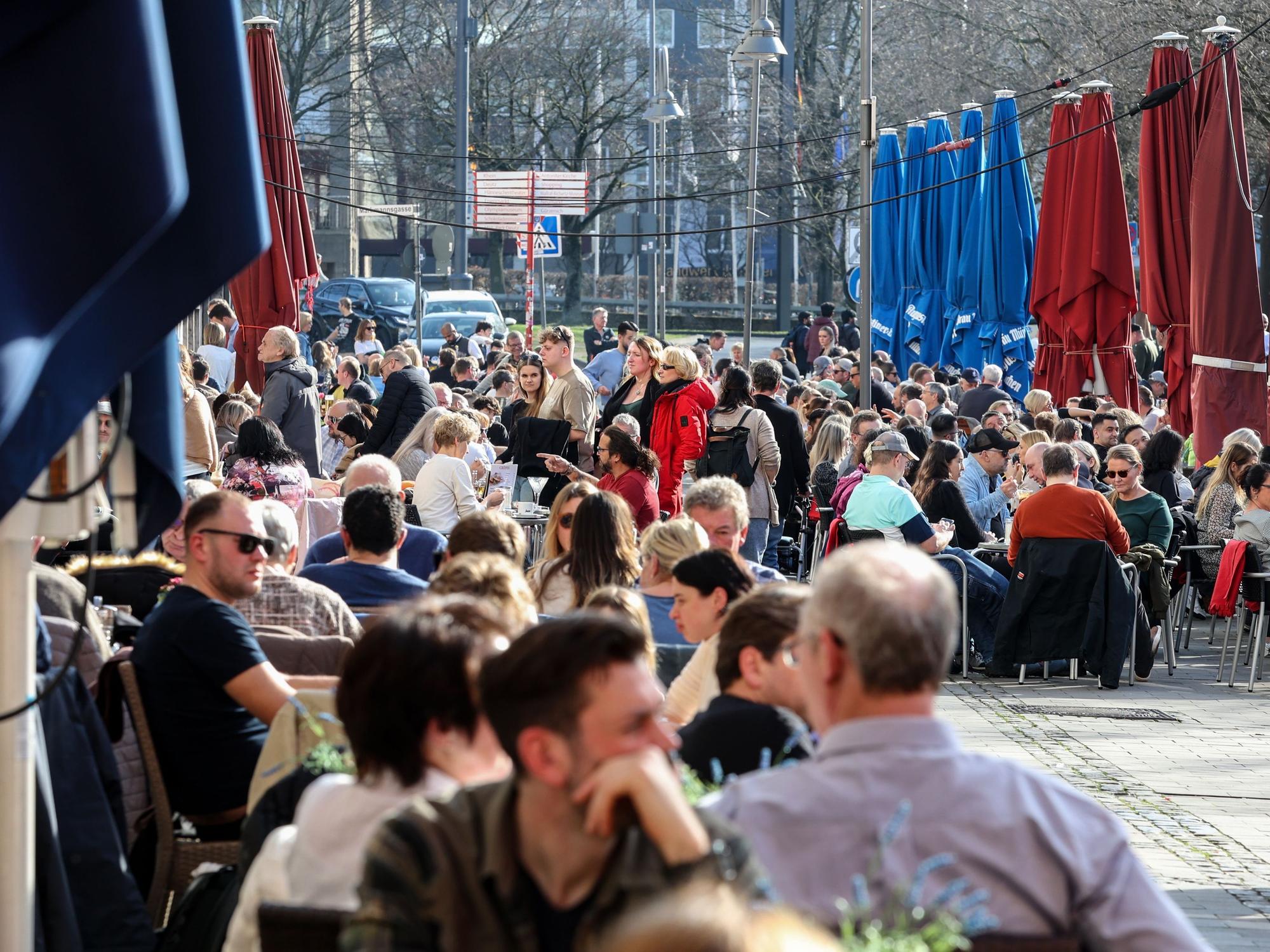 Außengastro am Heumarkt. In Straßencafés oder Biergärten werden Kunden und Kundinnen um Spenden gebeten. Die Frage, ob es hierfür schärfere Gesetze geben muss, sorgt für Diskussionen. (Archivfoto)