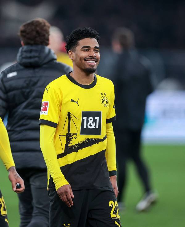 Ian Maatsen (rechts) lacht mit seinem Teamkollegen Donyell Malen.