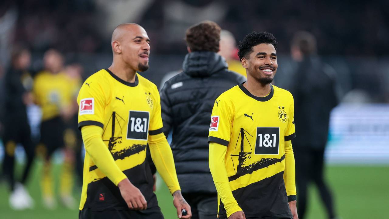 Ian Maatsen (rechts) lacht mit seinem Teamkollegen Donyell Malen.