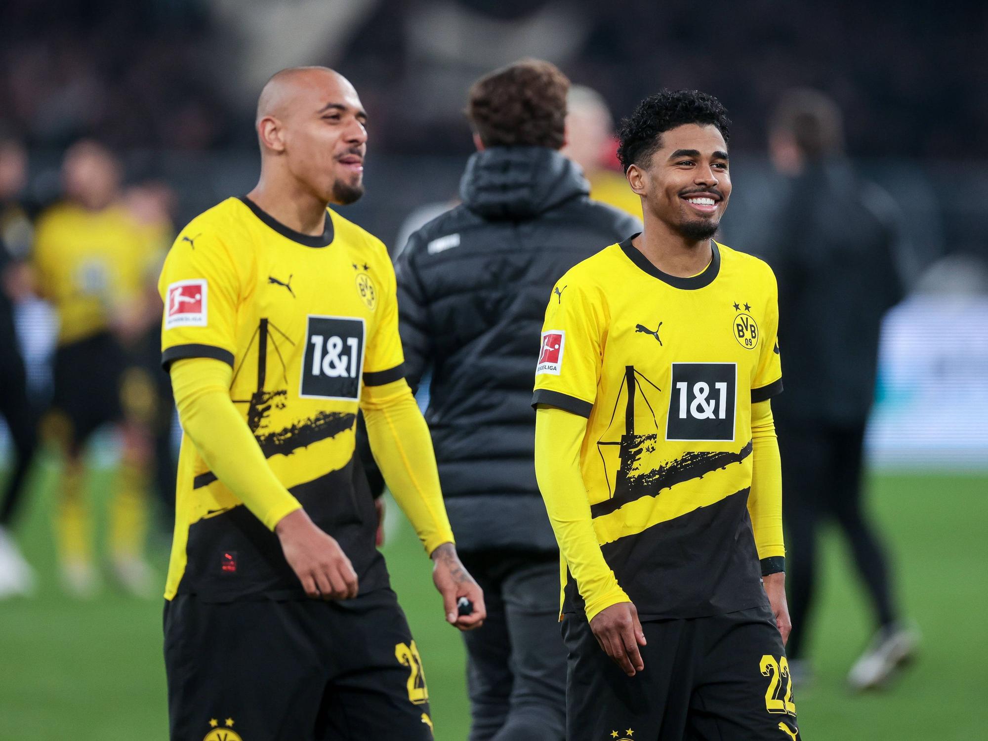 Ian Maatsen (rechts) lacht mit seinem Teamkollegen Donyell Malen.