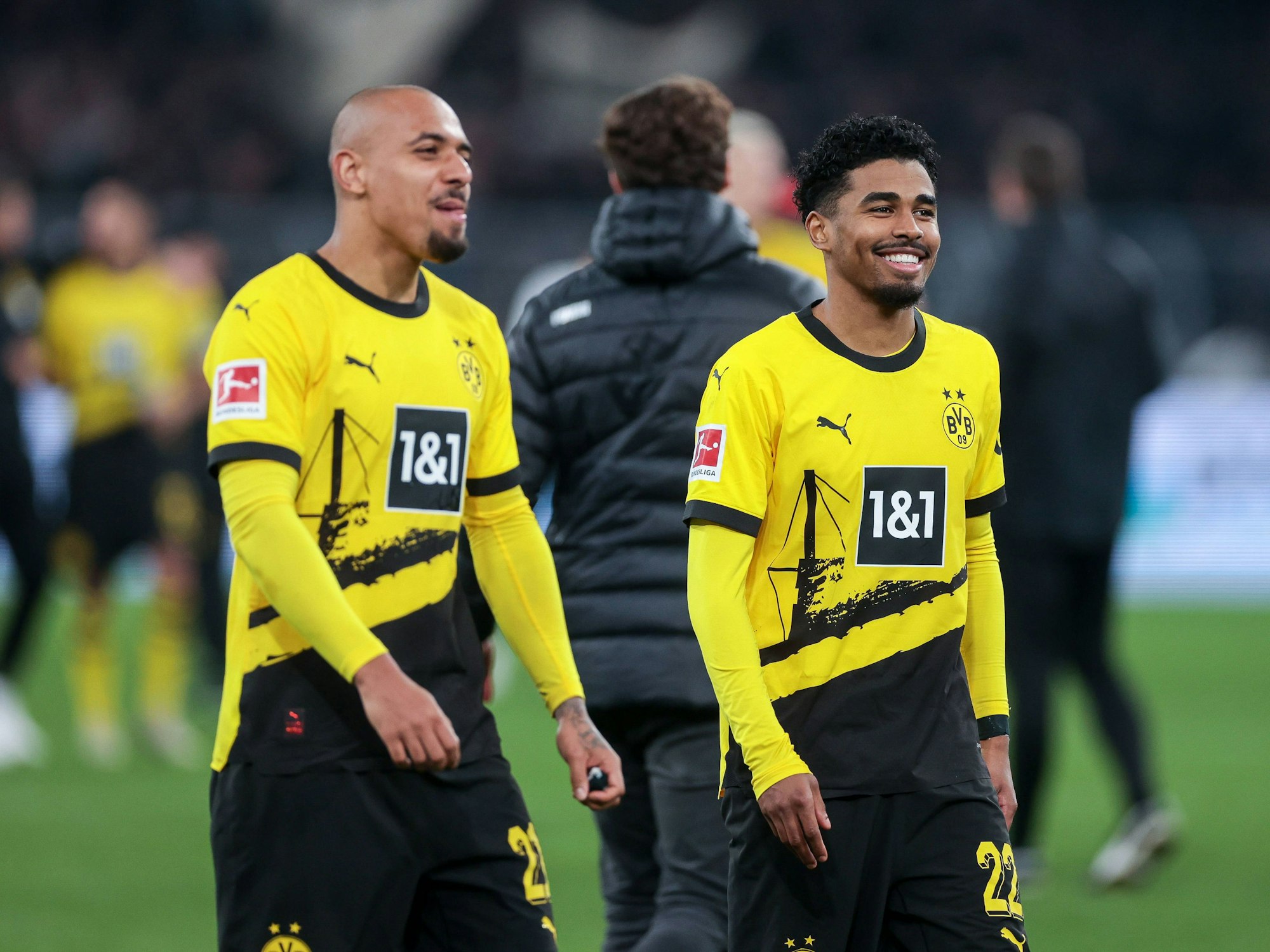 Ian Maatsen (rechts) lacht mit seinem Teamkollegen Donyell Malen.