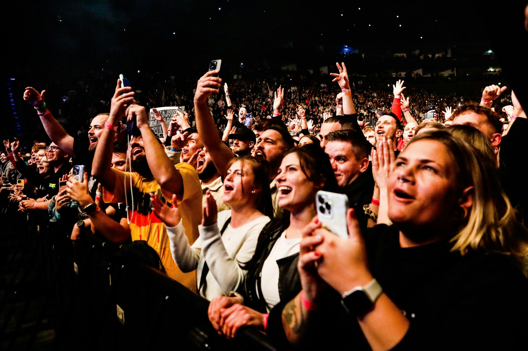 Eine Menschenmenge steht am Drängelgitter vor der Bühne der Lanxess-Arena.