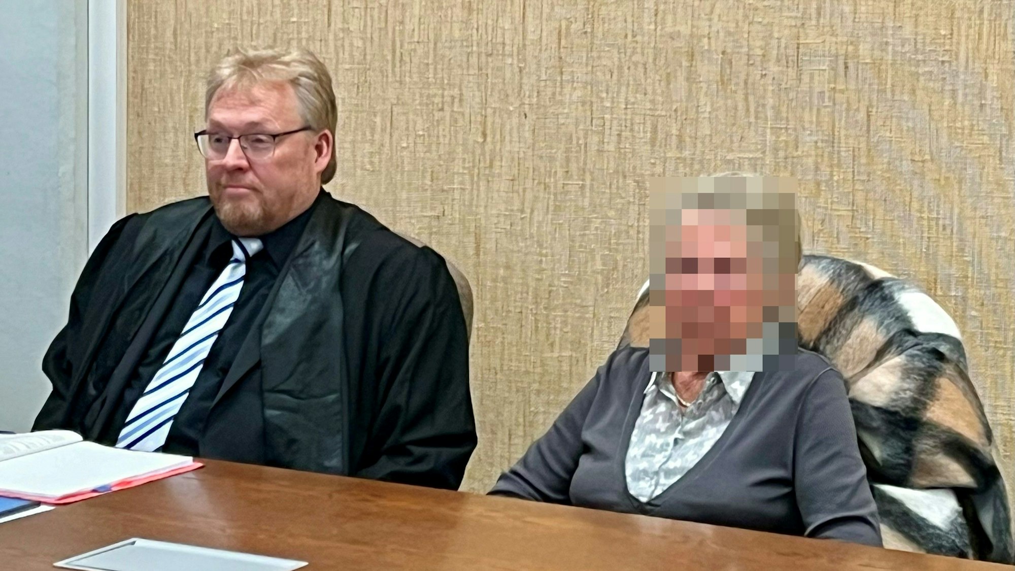 Die Seniorin (87) vor dem Kölner Amtsgericht.