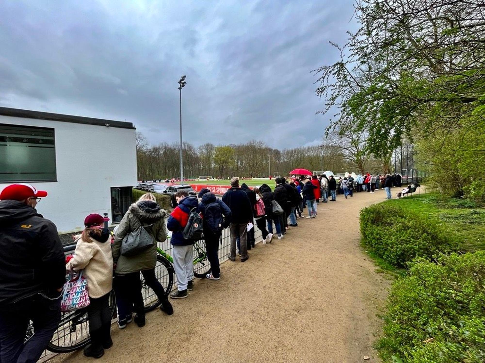 Beim Training des 1. FC Köln am Mittwoch (27. März 2024) schauten Hunderte Fans vorbei und machten der Mannschaft für die restlichen Spiele im Abstiegskampf Mut.