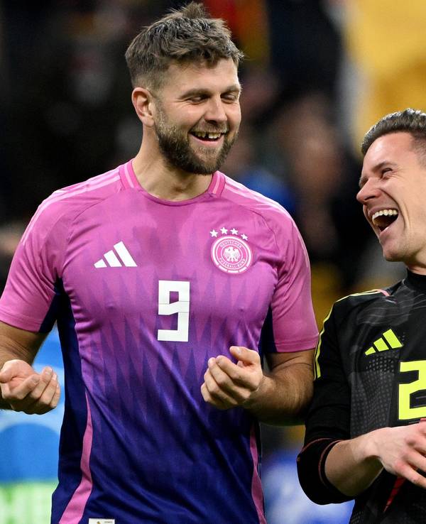 Deutschlands Niclas Füllkrug (l) und Torhüter Marc-André ter Stegen lachen nach dem Spiel.
