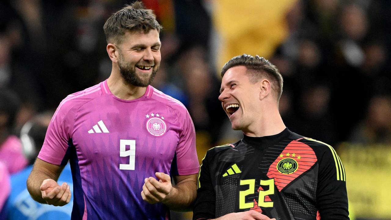 Deutschlands Niclas Füllkrug (l) und Torhüter Marc-André ter Stegen lachen nach dem Spiel.