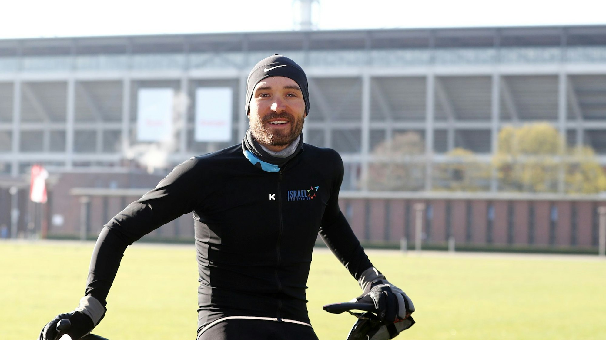 Der Kölner Radprofi Rick Zabel vor dem Rhein-Energie-Stadion in Köln.