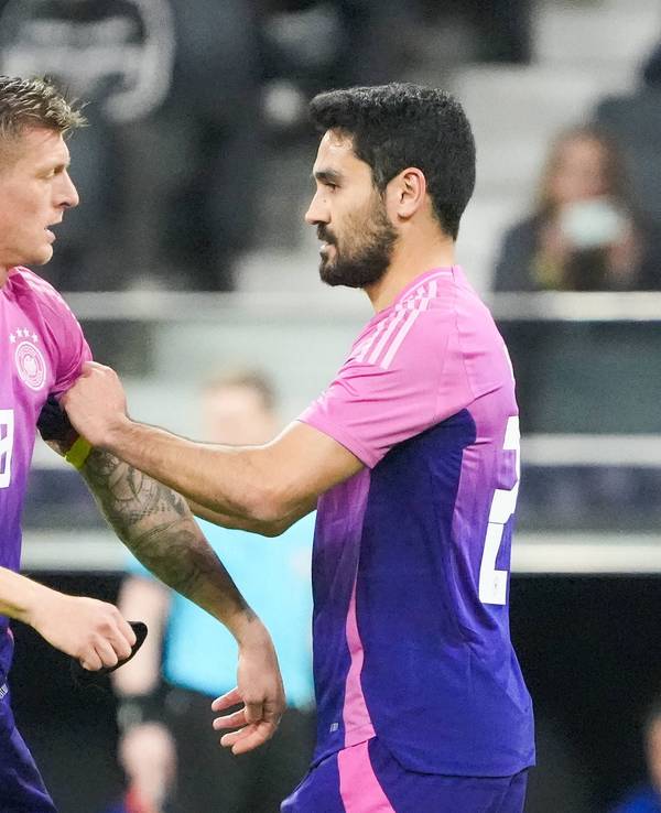 Toni Kroos bekommt die Kapitänsbinde von Ilkay Gündogan.